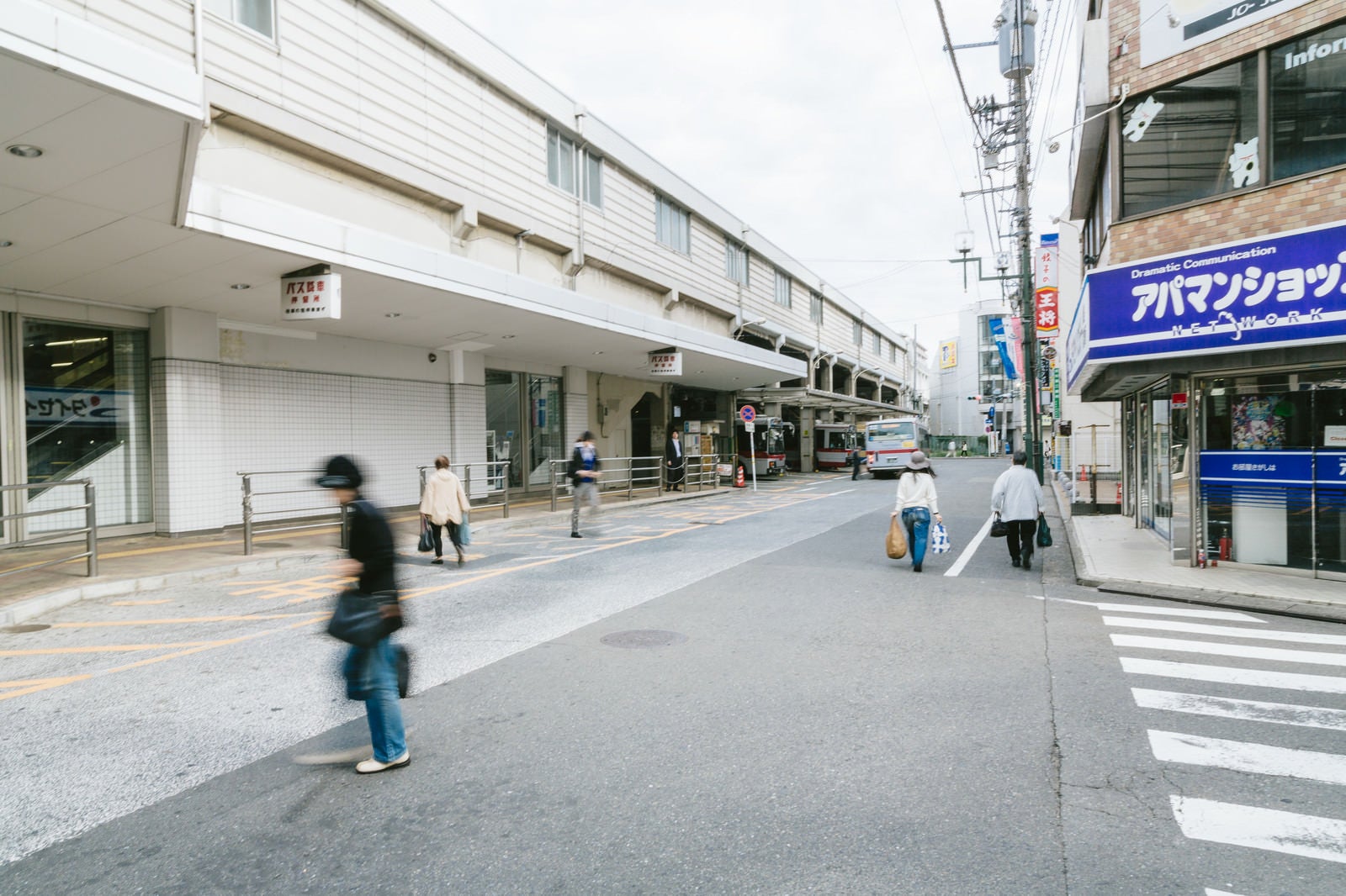 「綱島駅の東口バスターミナルなど」の写真
