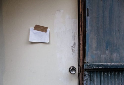 平屋の玄関に貼られた1枚のメモ書きの写真