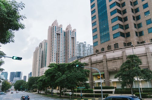 高層マンションが立ち並ぶシンガポールの街並みの写真