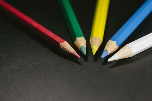 赤・緑・黄・青・白の色鉛筆（5本）の写真