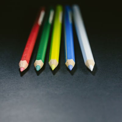 方向性の違いで、それぞれ別の道を歩みはじめる色鉛筆（5本）の写真