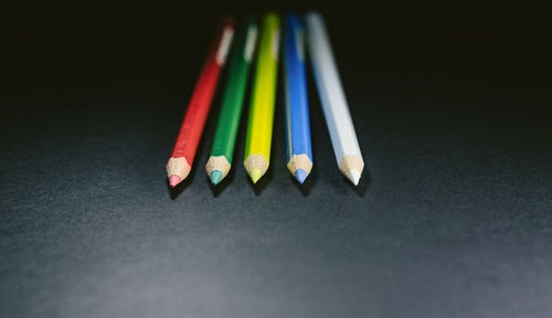方向性の違いで、それぞれ別の道を歩みはじめる色鉛筆（5本）の写真