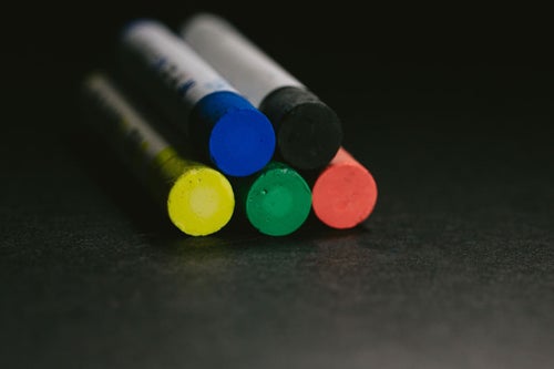 赤・緑・黄・青・黒のクレヨン（5本）の写真
