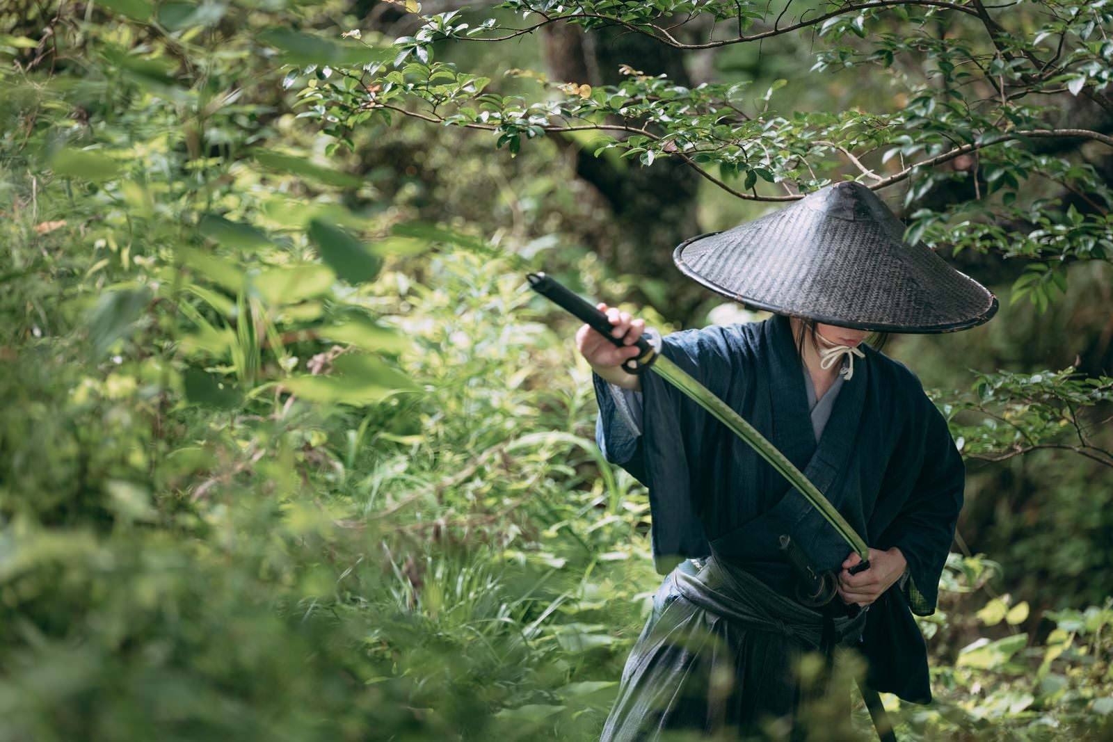 「藪に隠れて刀を収める侍」の写真［モデル：まーこ］