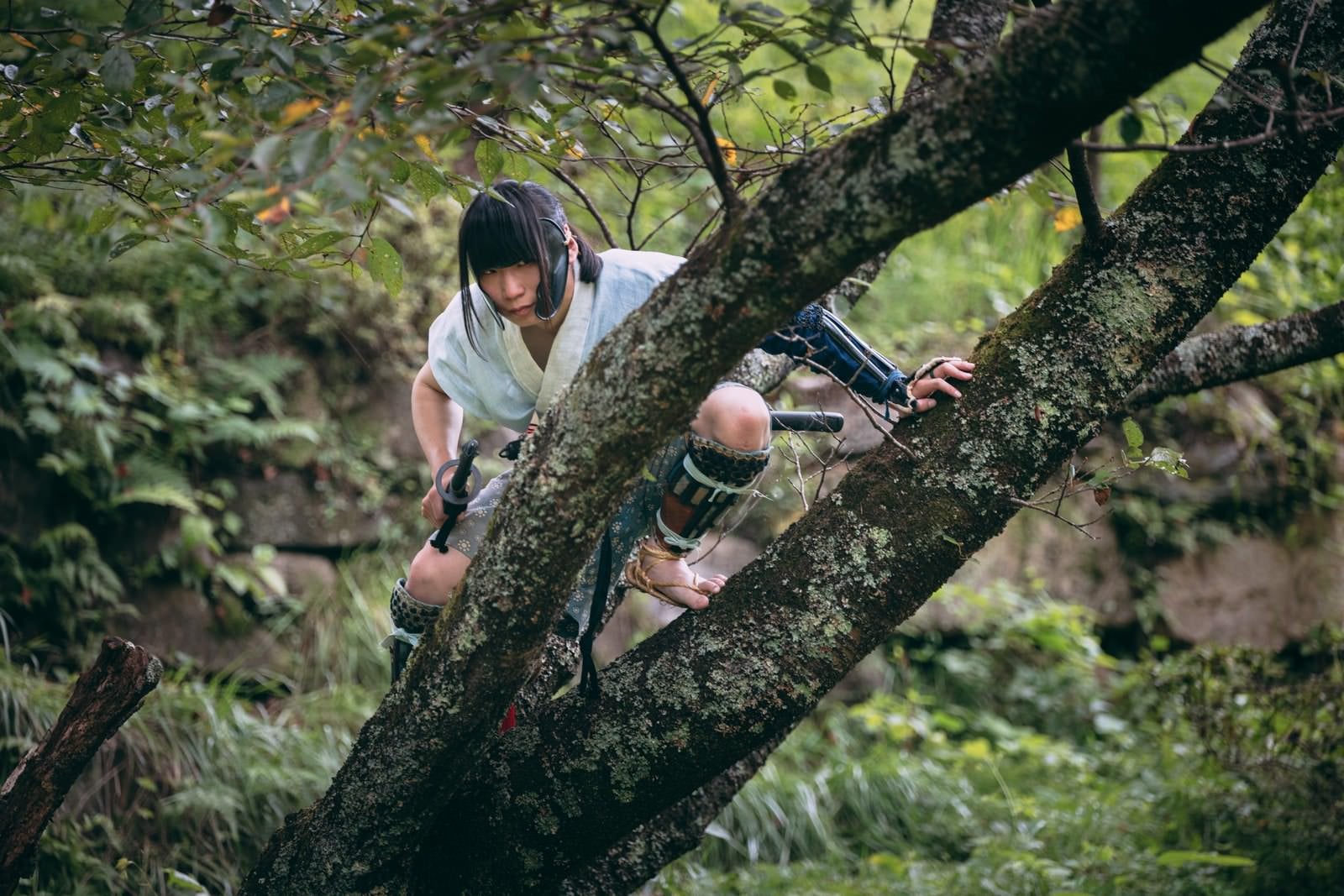 「木の上に身を潜める野盗」の写真［モデル：まーこ］