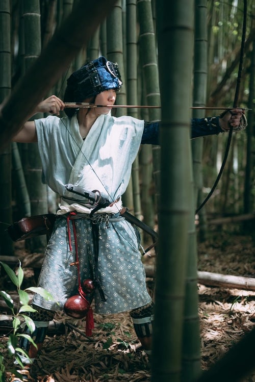 竹林の中から弓を引く野盗の写真