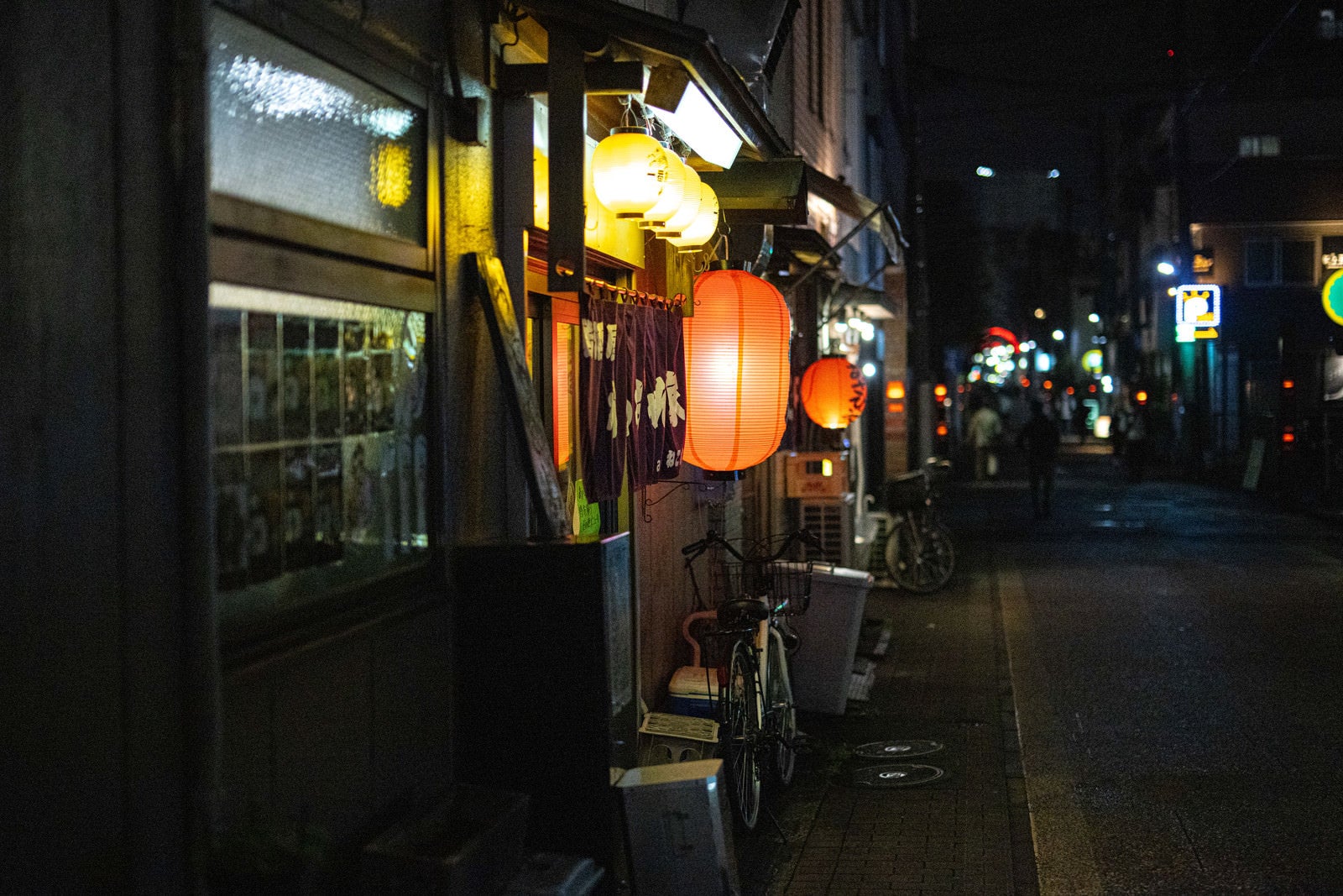 「提灯灯る路地裏の居酒屋」の写真