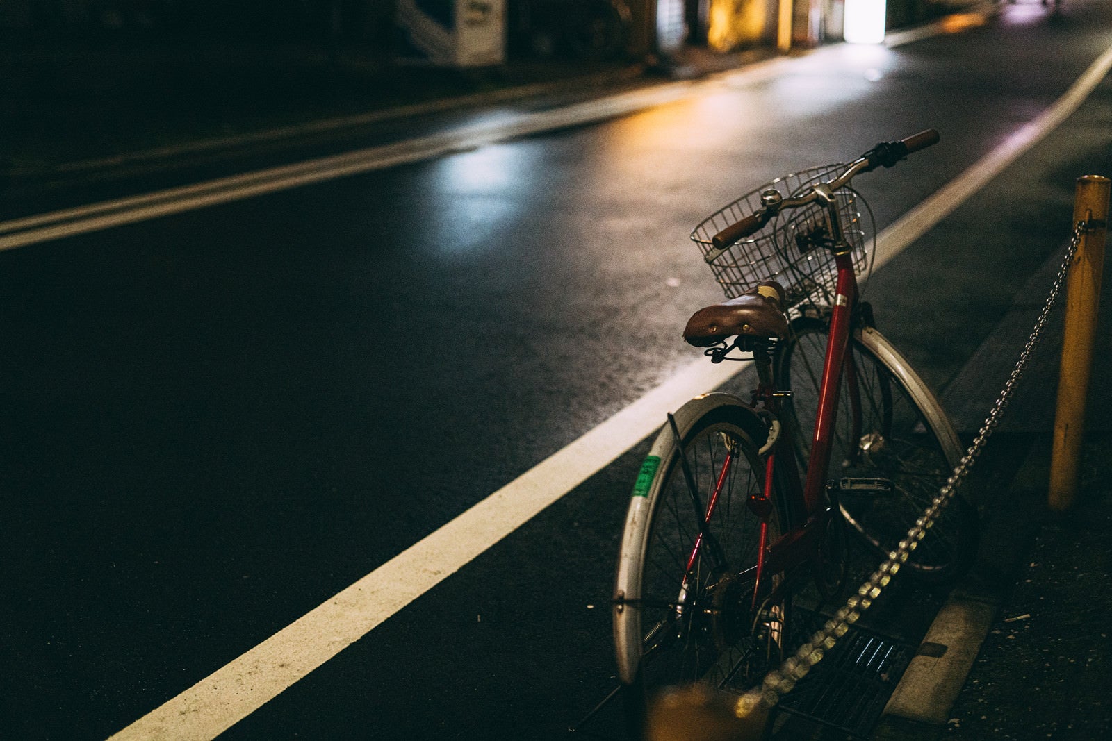 「雨上がりの路地に止めた自転車」の写真