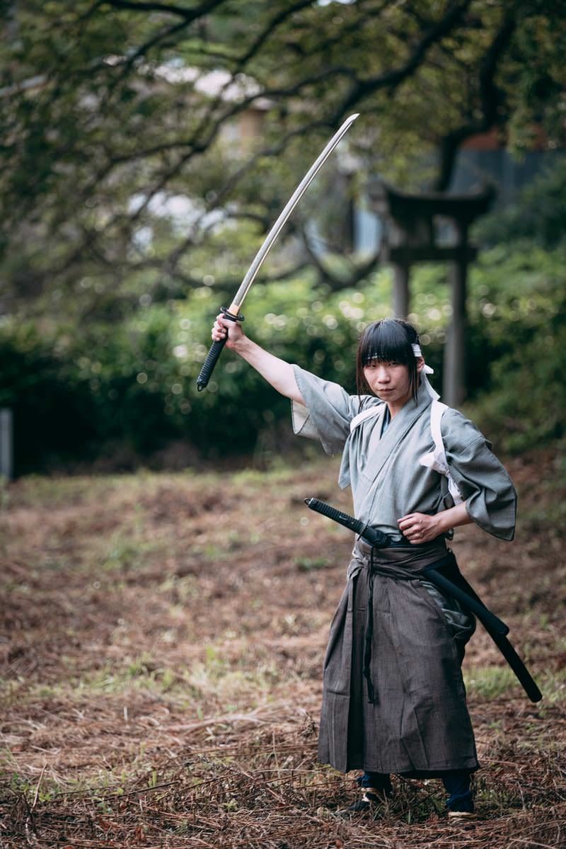 「日本刀を振り上げる侍」の写真［モデル：まーこ］