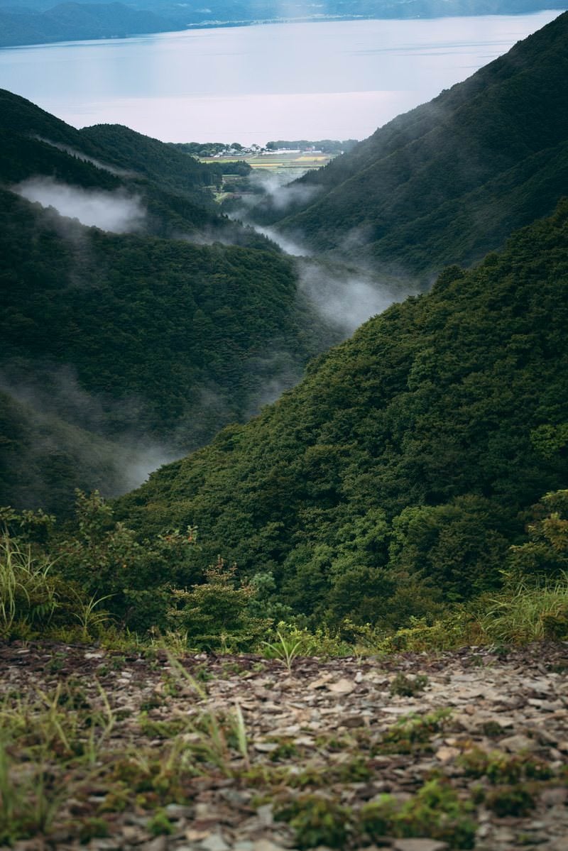 「山霧が残る御霊櫃峠の様子」の写真［モデル：まーこ］
