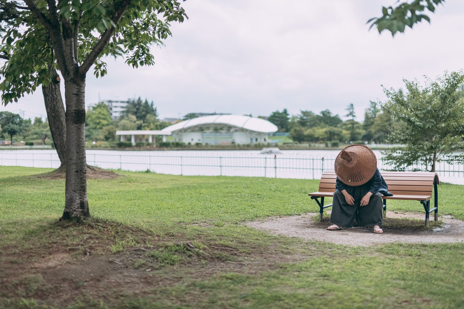 「公園のベンチで項垂れる侍」の写真［モデル：まーこ］