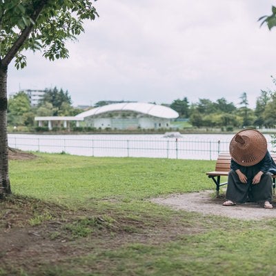 公園のベンチで項垂れる侍の写真