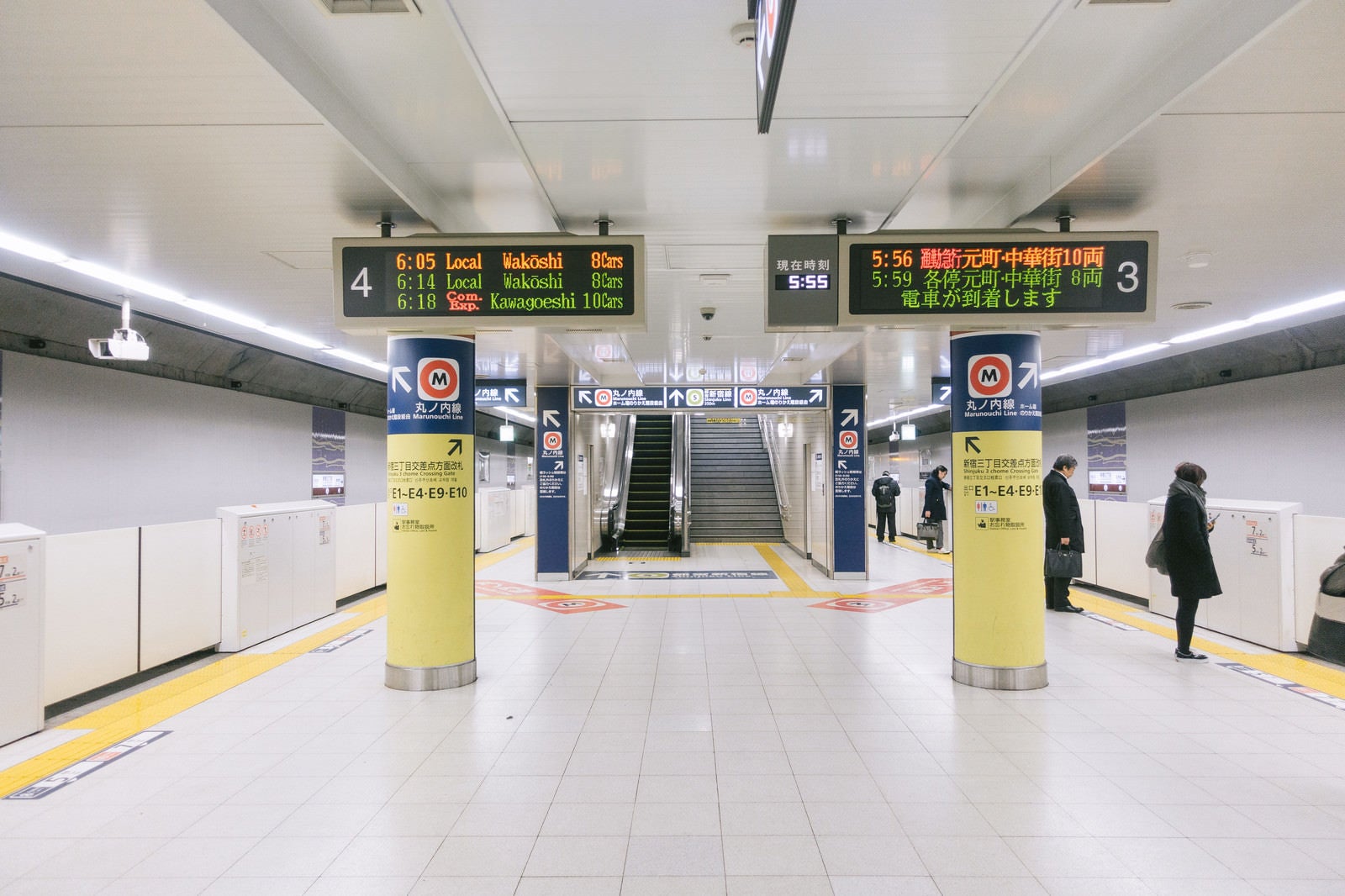 「朝6時前の新宿三丁目駅ホーム」の写真