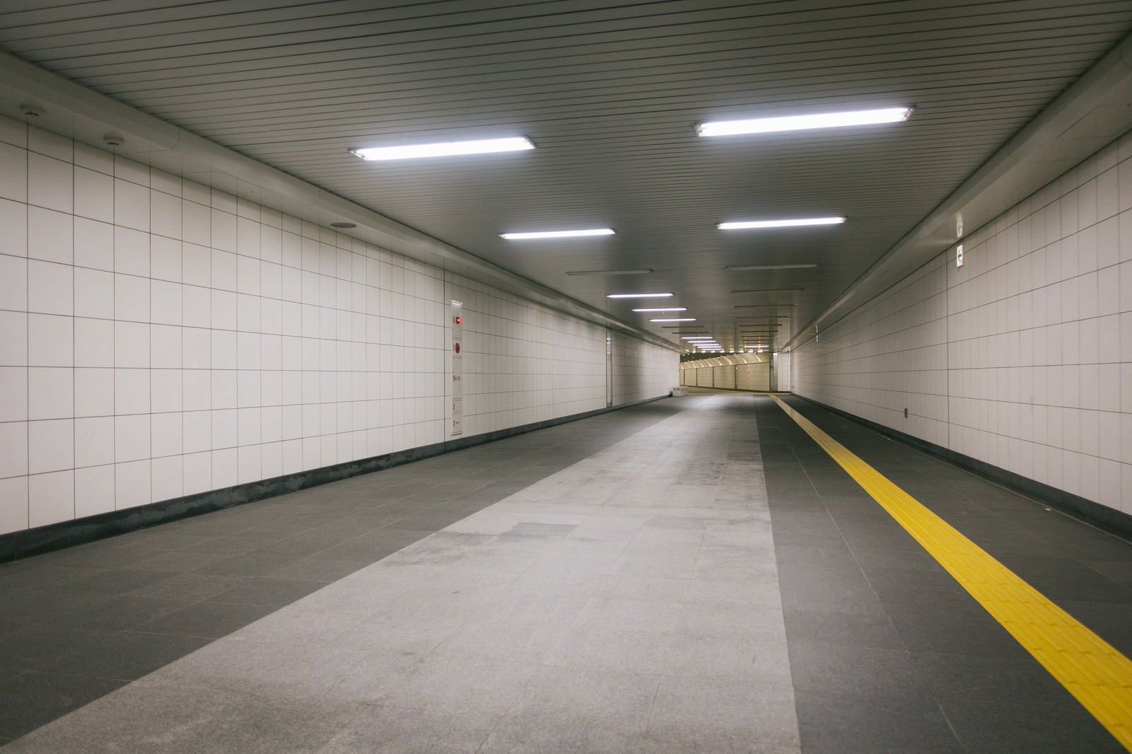 「新宿三丁目駅構内E9出口に向かう通路」の写真
