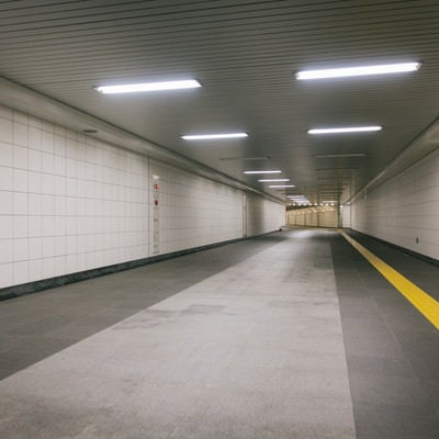 新宿三丁目駅構内E9出口に向かう通路の写真