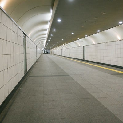 新宿三丁目駅構内E10出口に向かう通路の写真