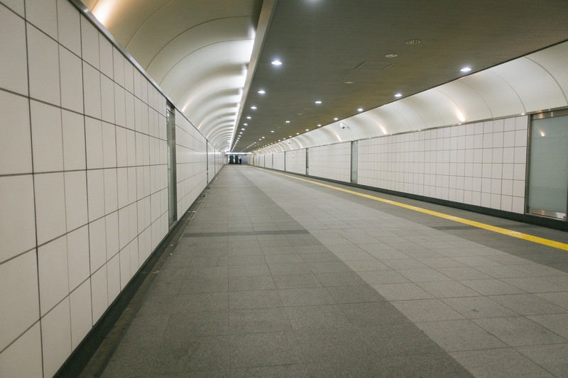 新宿三丁目駅構内E10出口に向かう通路の写真