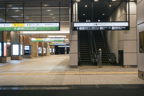 JR新宿駅とバスタ新宿入口の写真