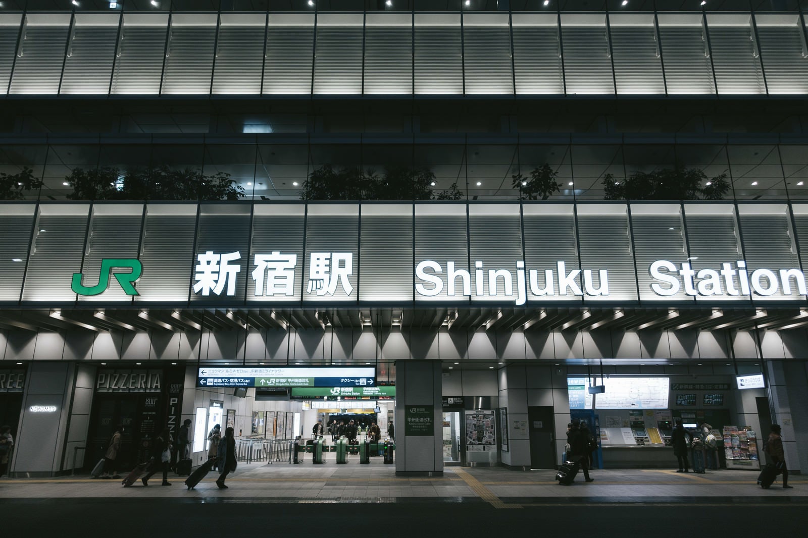 「朝早いJR新宿駅（甲州街道口）」の写真