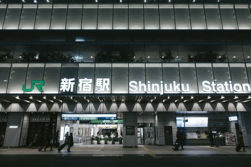 朝早いJR新宿駅（甲州街道口）の写真