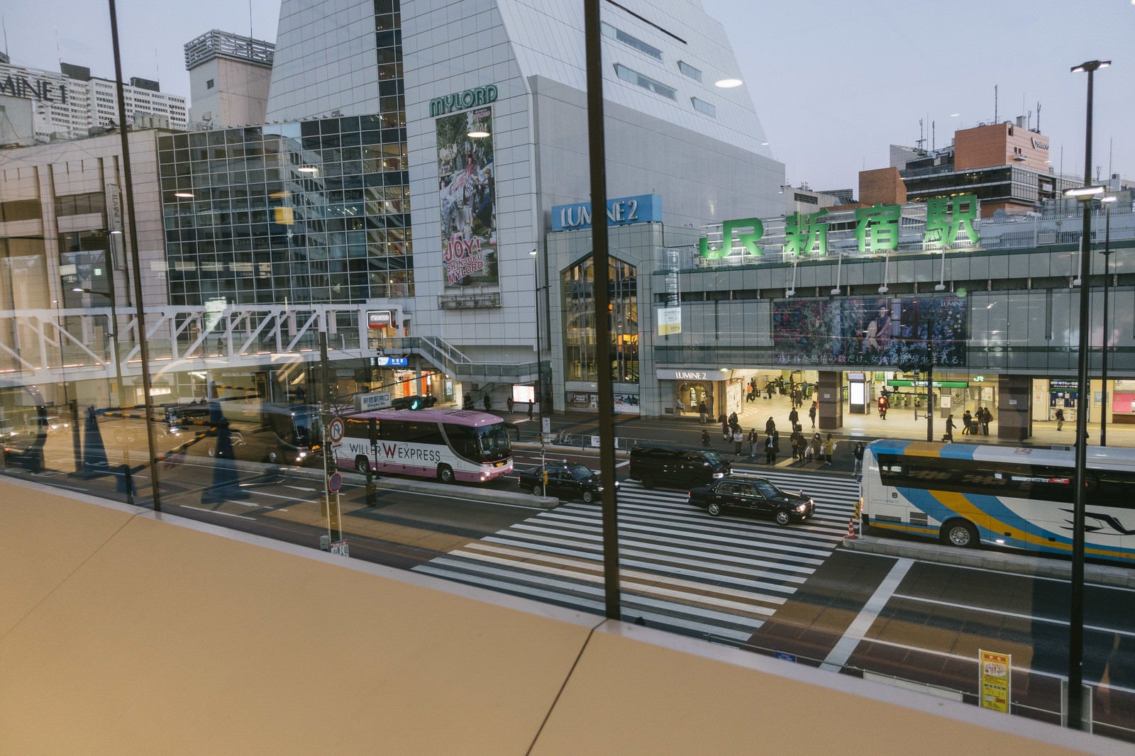 「朝早くても交通量が多いJR新宿駅前」の写真