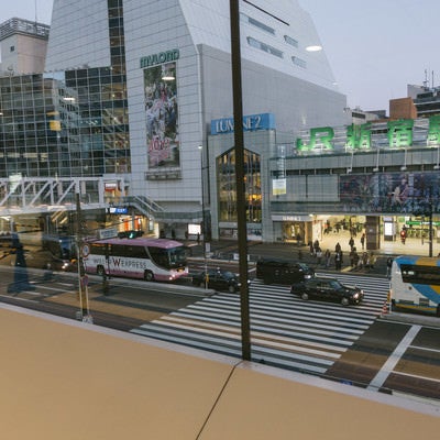 朝早くても交通量が多いJR新宿駅前の写真