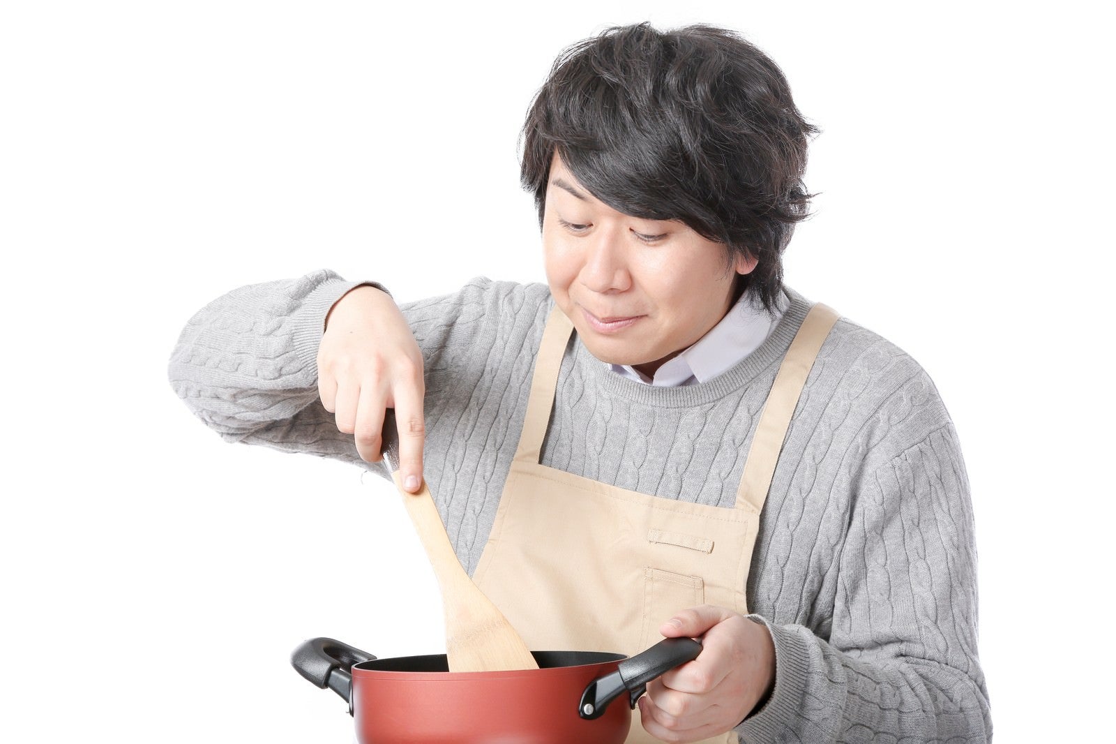 「鍋に入ったスープをかき混ぜる料理研究家」の写真［モデル：あまのじゃく］