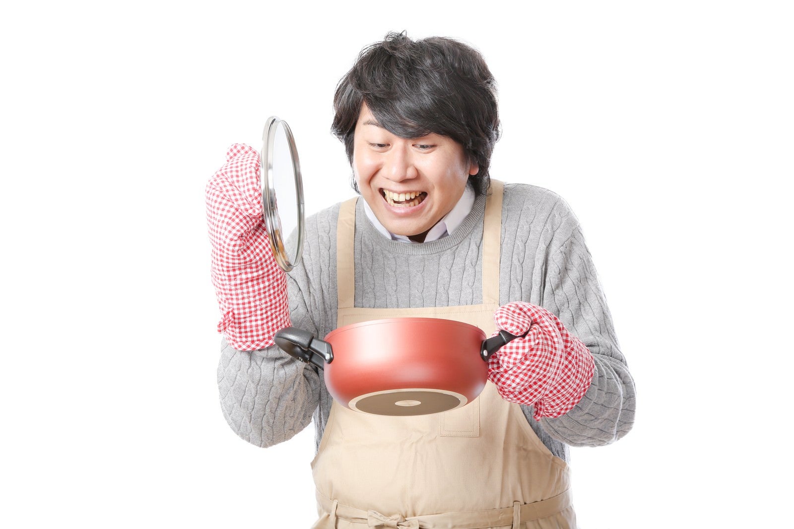 「手料理に笑顔がこぼれるエプロン男子」の写真［モデル：あまのじゃく］