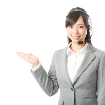 「問題解決は私にお任せください」と自信満々のヘッドセットを装着したオペレーターの写真