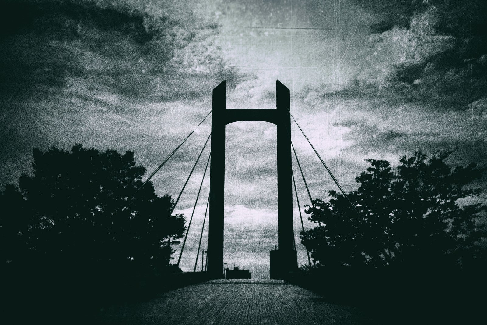 「陸橋（モノクロ）」の写真