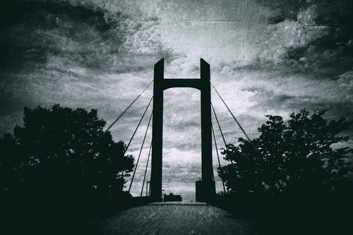 陸橋（モノクロ）の写真