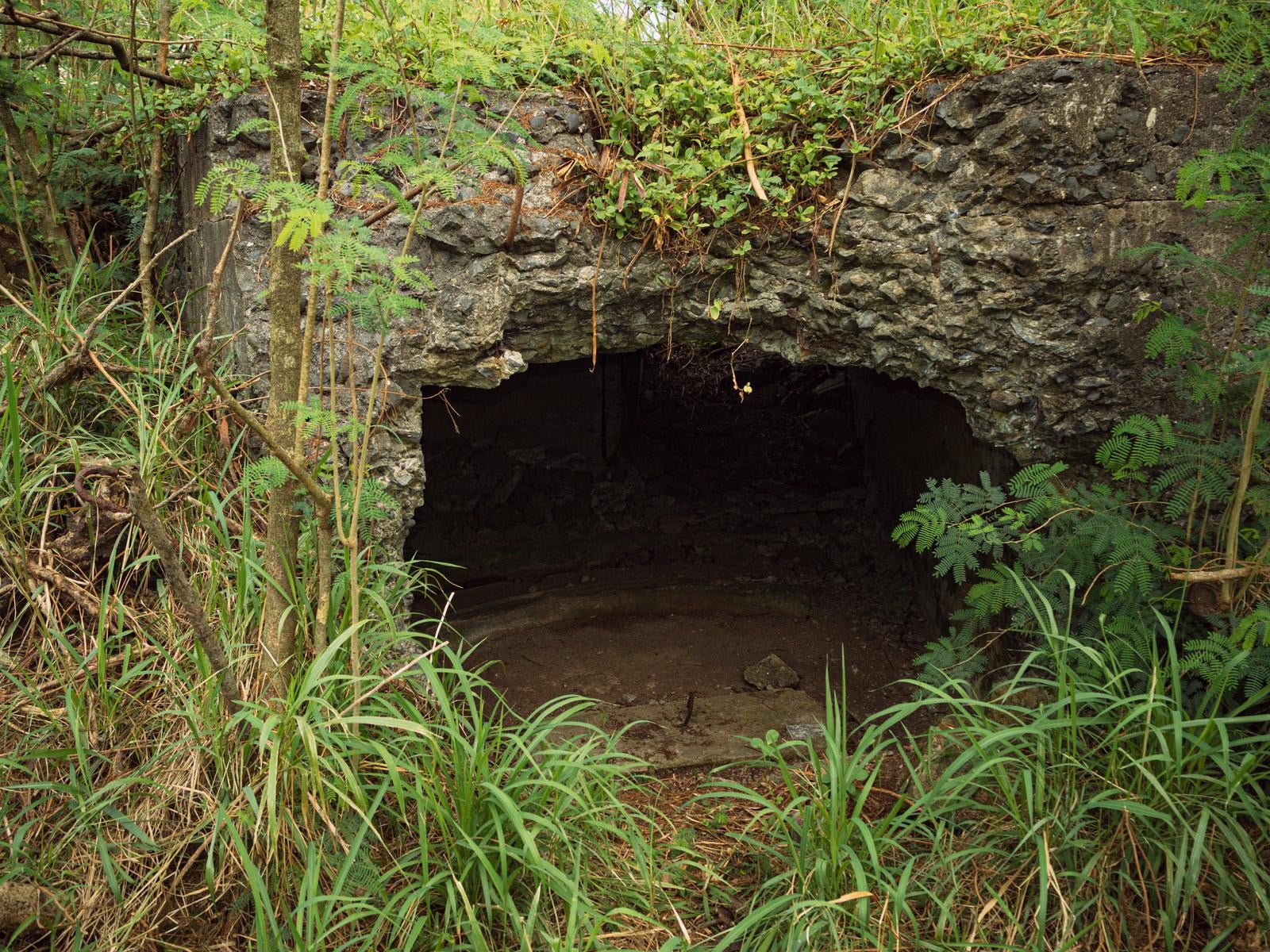 「陸軍野砲陣地トーチカ前方（砲口側）部分」の写真