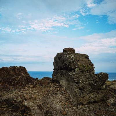 岩場に残る第3大隊の静かな戦争遺跡の写真