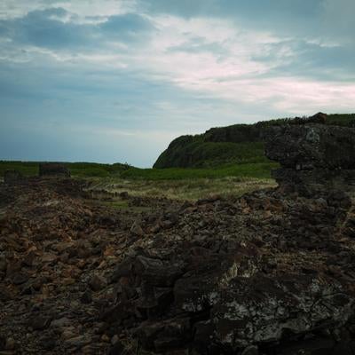 岩場に佇む陸軍トーチカの残骸の写真