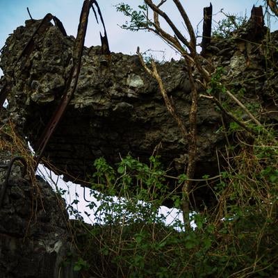 朽ちゆくコンクリート製射撃指揮所トーチカの写真