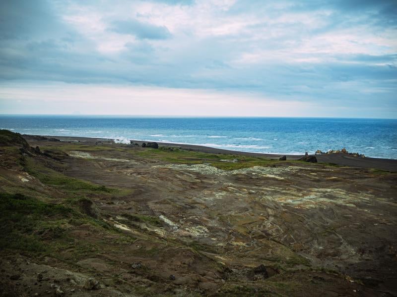 北硫黄島を望む天山砲台跡が見守る東海岸の写真
