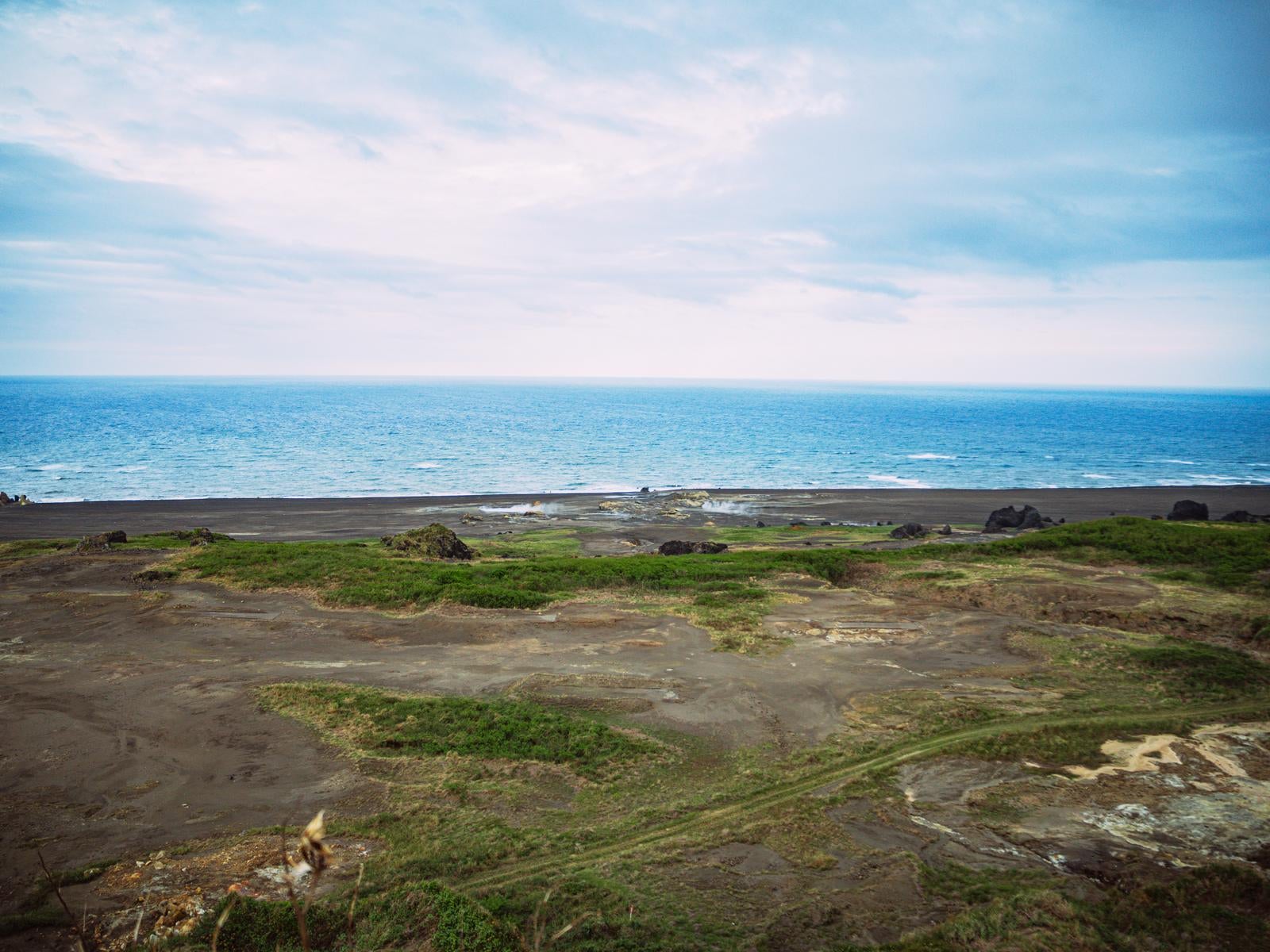 「天山砲台跡が見守る硫黄島の鼓動と蒸気立つ東海岸」の写真