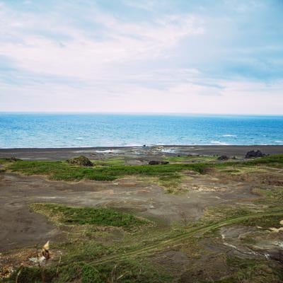 天山砲台跡が見守る硫黄島の鼓動と蒸気立つ東海岸の写真