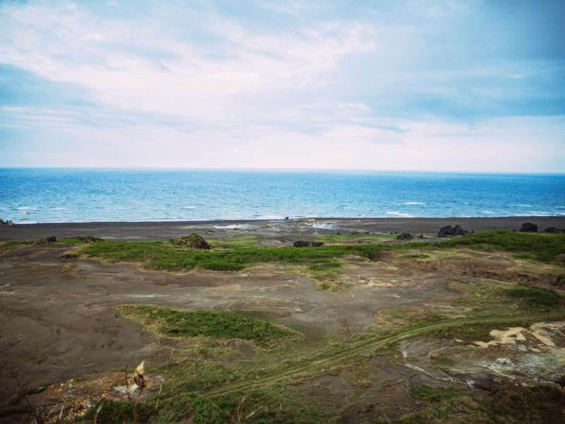 天山砲台跡が見守る硫黄島の鼓動と蒸気立つ東海岸の写真