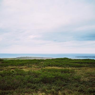 硫黄島の海辺草原と米軍IWOパブから観た釜岩の写真