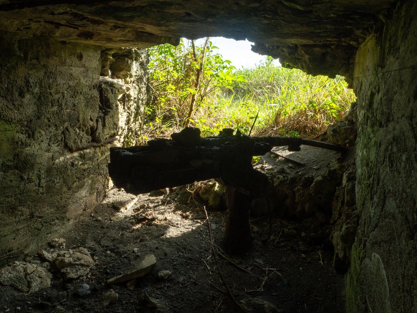 「歴史を物語る廃墟化した軍事要塞の薄暗い地下空間」の写真