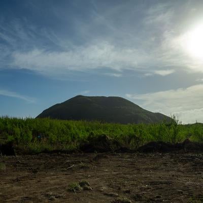 千鳥砲台群戦闘指揮所から観た摺鉢山の雄大な風景の写真
