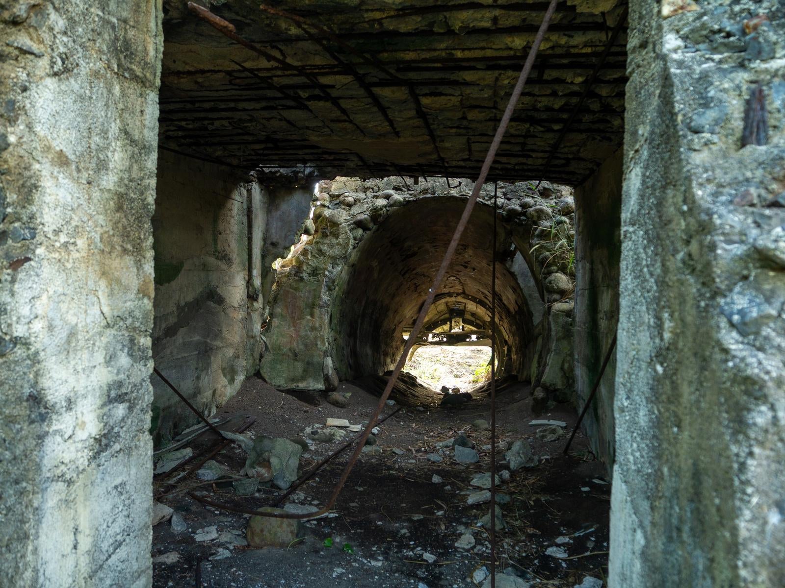 「硫黄島トーチカの内部通路」の写真