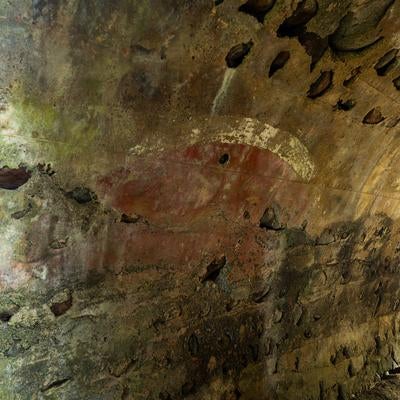 一式陸上攻撃機を利用したトーチカ内部に残る機体の「日の丸」の跡の写真