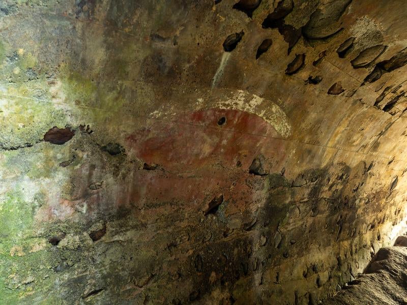 一式陸上攻撃機を利用したトーチカ内部に残る機体の「日の丸」の跡の写真