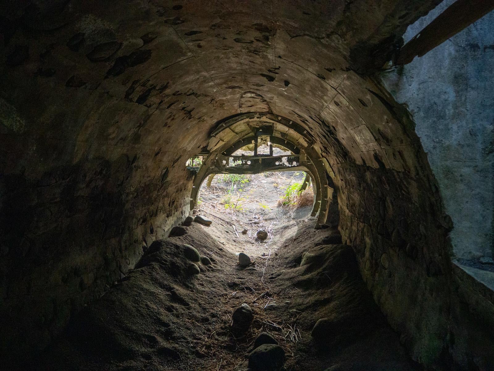「戦時中の飛行機の胴体構造がわかる内部」の写真