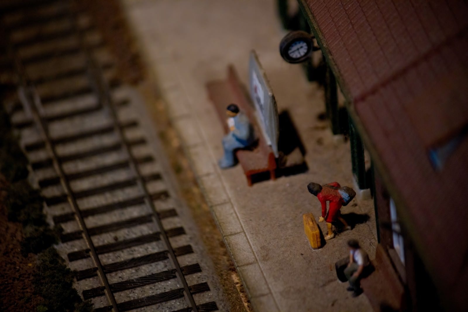 「線路と駅(ミニチュア）」の写真