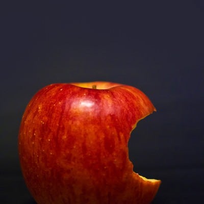 片側をかじられた林檎の写真