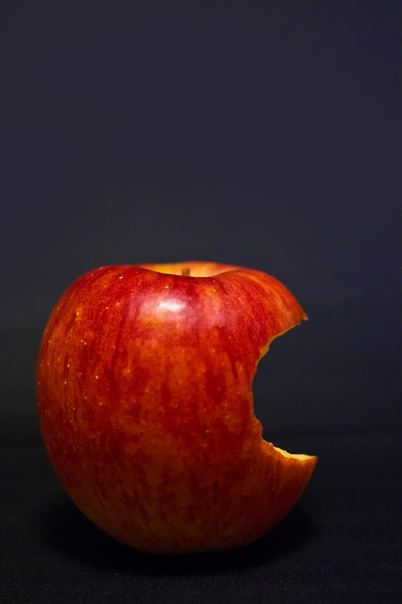 「片側をかじられた林檎」の写真