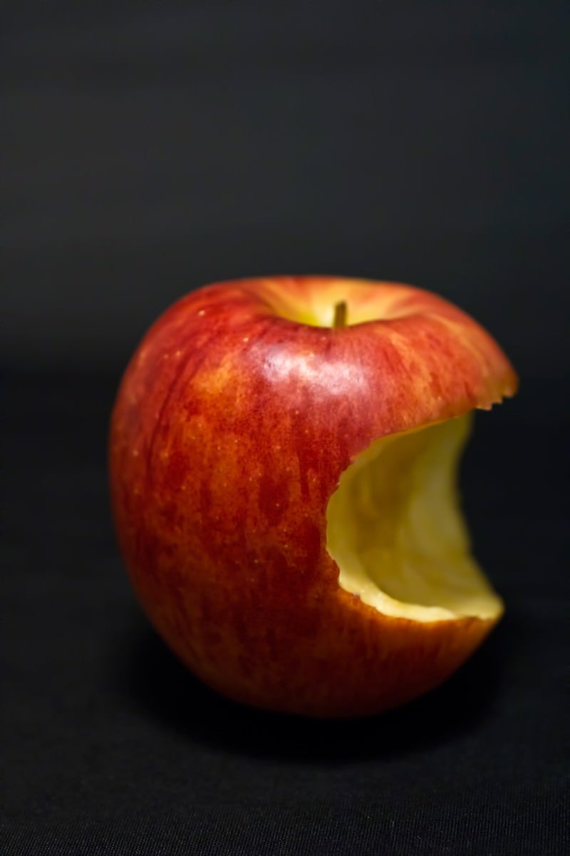 「かじった後のりんご」の写真